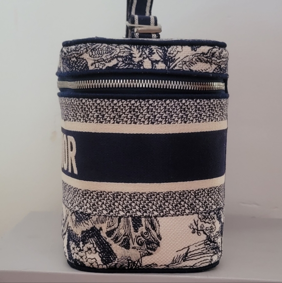 Authentic DiorTravel 2021 Vanity Case - Picture 4 of 8